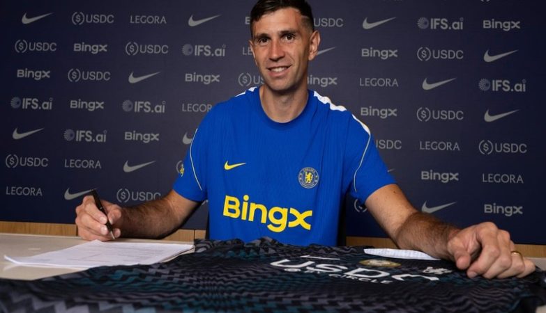 A Closer Look at Emiliano Martínez’s Transfer to Chelsea