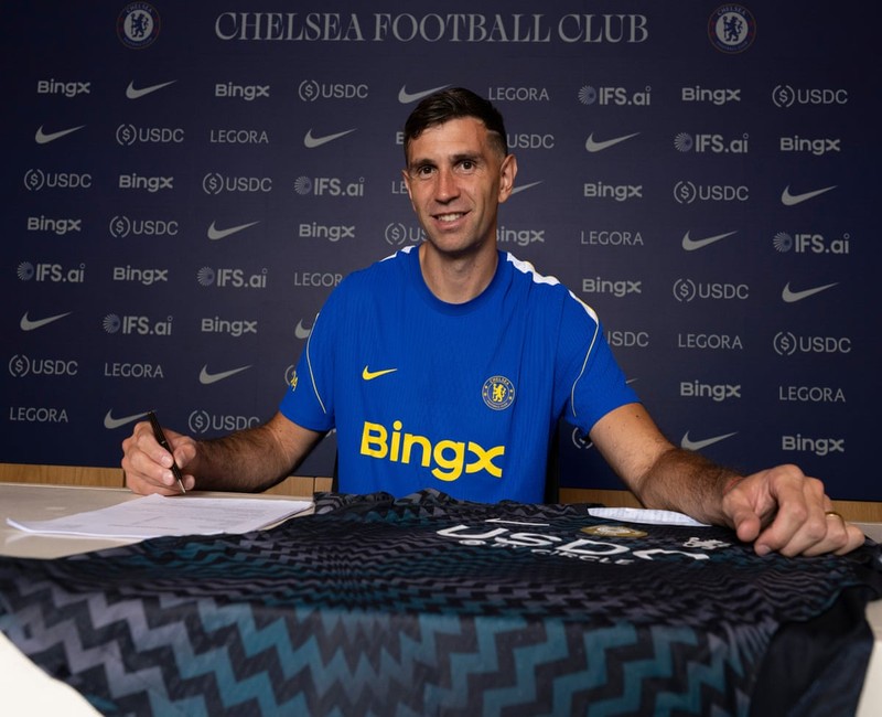 A Closer Look at Emiliano Martínez’s Transfer to Chelsea